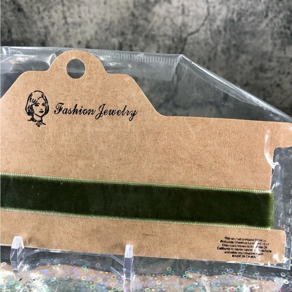 Chic Green Velvet Choker NWT - Picture 4 of 10